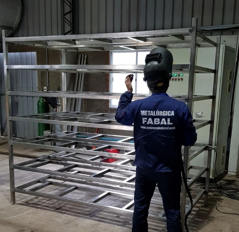 Operario de Metalúrgica FABÁL trabajando en una instalación