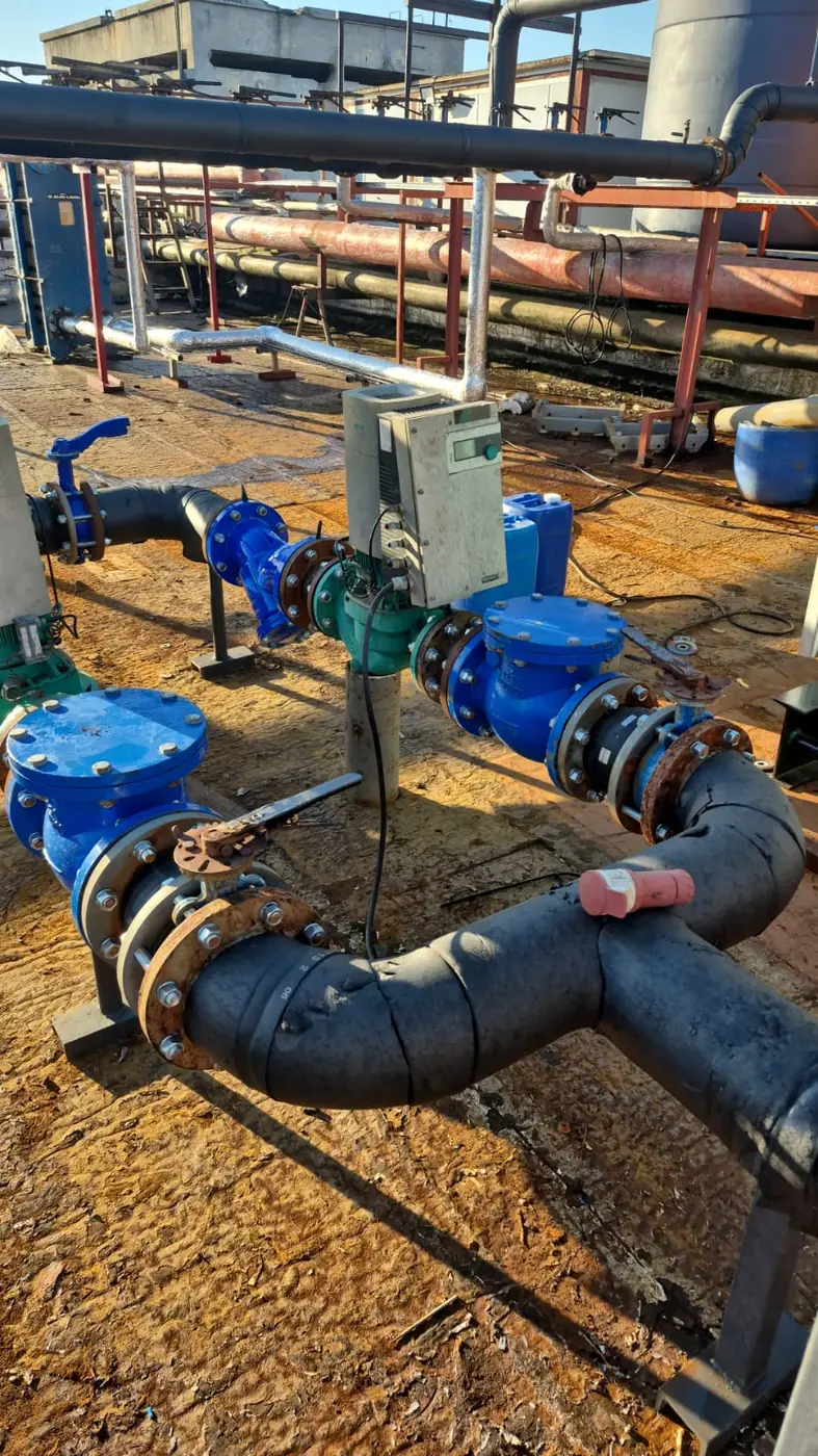 Conjunto de cañerías de agua y válvulas azules