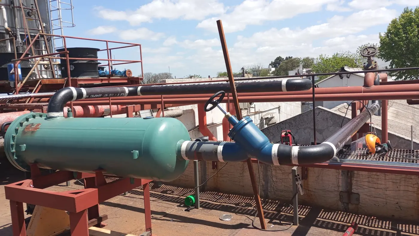 Equipo industrial conectado a una red de cañerías