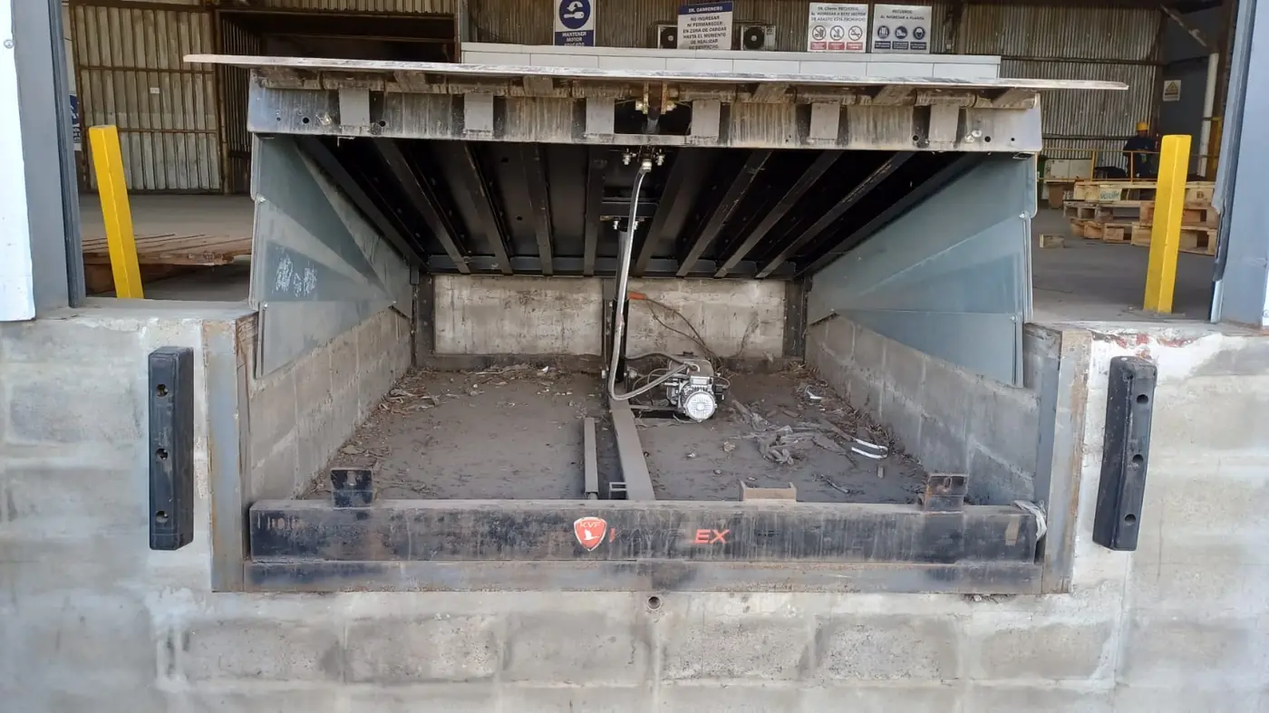 Estructura metálica instalada en un muelle industrial