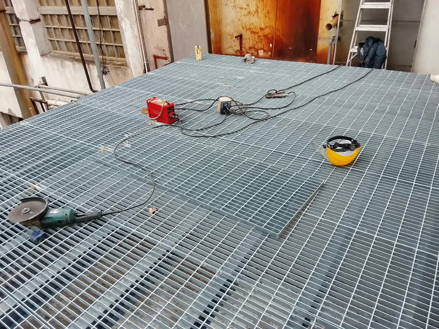 Plataforma metálica de piso técnico durante su montaje