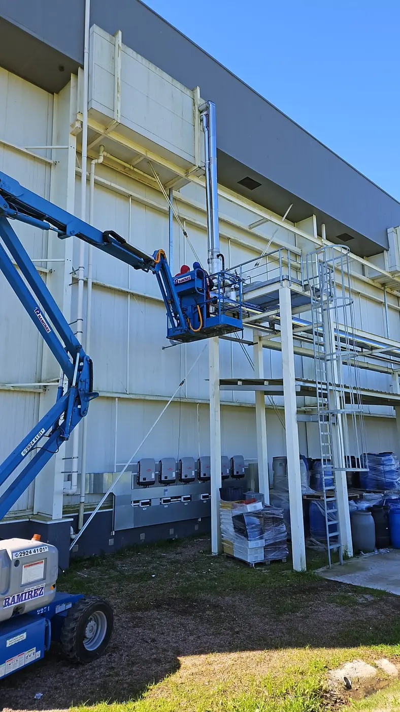 Montaje de protección mecánica exterior con plataforma elevadora